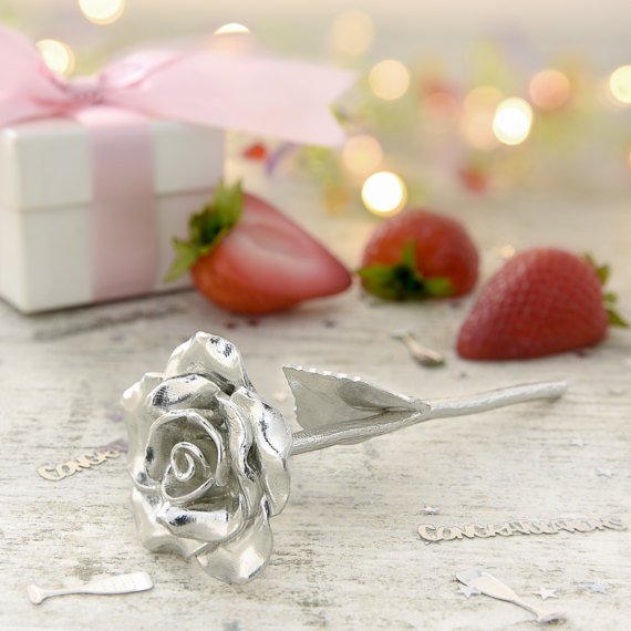 When the last petal withers, is when I will stop loving you... ❤️ #NationalPoetryDay 
anniversarygifts.co.uk/shop/anniversa…