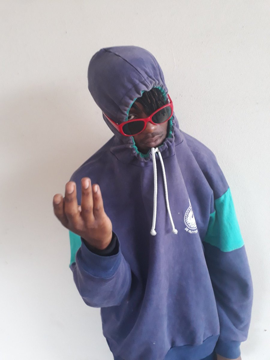 King_LongD3z's tweet photo. #SDWL the type of chick to say "send" & not download the song athi ngo"Shareit" noma "Bluetooth" cuz she don't wanna use 2MB of data #sies
https://t.co/ZTZHRVxsVL https://t.co/j4rnrAOmWC
