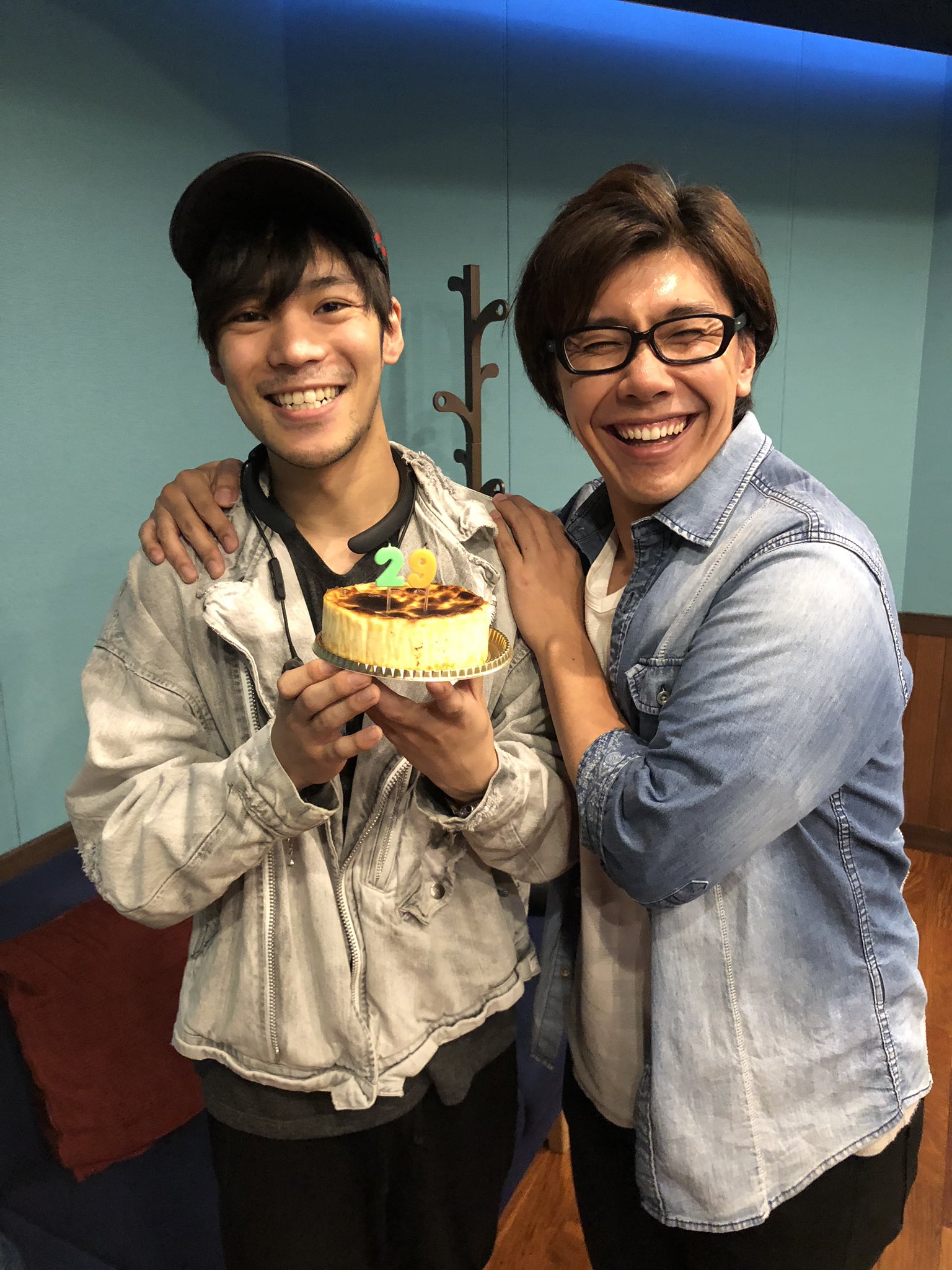 小野賢章 レコーディング後にブースから出たらサプライズでお祝いしてもらいました 佐藤拓也さんに 髭剃っておけば良かったな 笑 T Co Ikp0fcxbdp Twitter