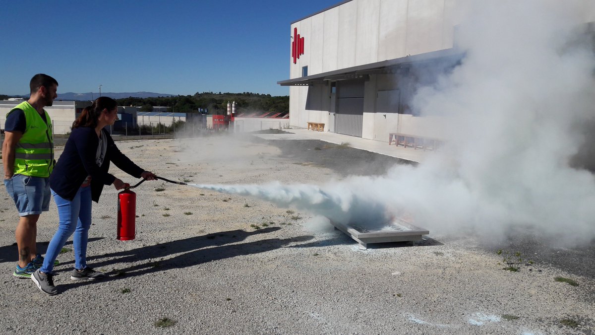Os nosos compañeiros e compañeiras da zona de #Ourense, tanto técnicos, operarios como administrativos, recibiron unha formación da @Fund_Laboral sobre a Extinción de Incendios 🔥 A seguridade ante todo! #PRL #SSL