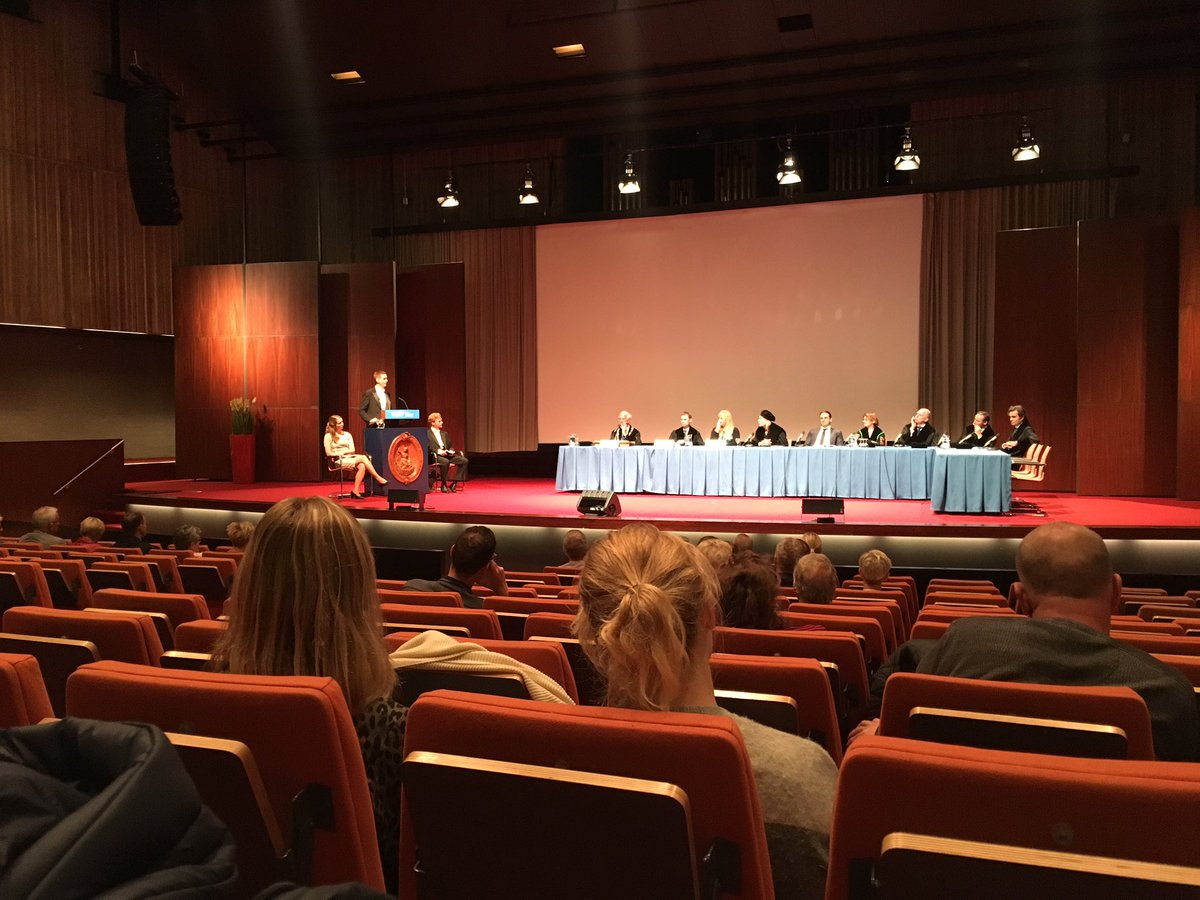 Happy day! Our <a href="/quintenvangeest/">Quinten van Geest</a> defending his PhD thesis on dynamic network changes related to #cognition in #MS @JeroenJGGeurts <a href="/HannekeHulst/">Hanneke Hulst</a> <a href="/LindaDouw/">Linda Douw</a> @VUmcAmsterdam