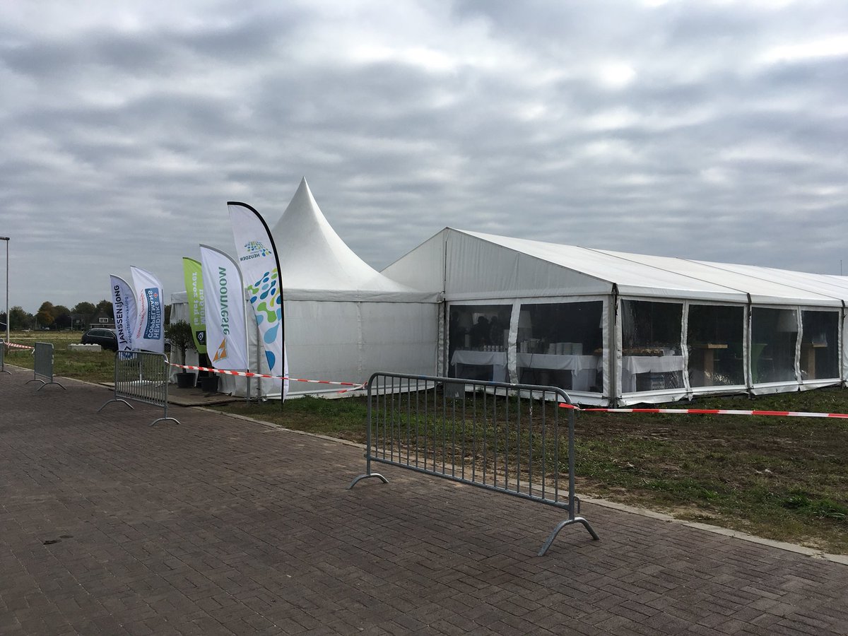 Alles gereed voor de komst van zo’n 120 gasten bij de kennisbijeenkomst over duurzame gebiedsontwikkeling in Vlijmen. Initiatief van <a href="/JanssendeJongPO/">JJPO Janssen de Jong</a> @HendriksCoppelmans <a href="/gemheusden/">gemeente Heusden</a> @woonveste #geerparkgas(t)vrij