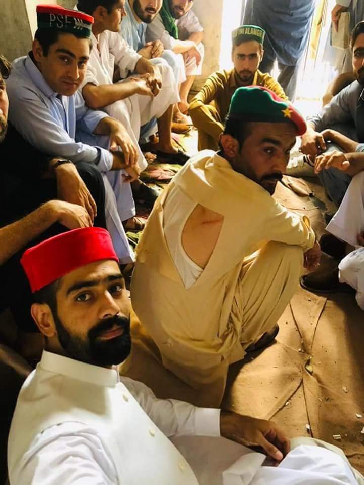 basitali923's tweet image. Students of #peshawar university are under the brutal #Laticharge by police during peaceful protest for students rights.
#Riasat-e-Madina??

@ImranKhanPTI @PTIKPOfficial @RehamKhan1 @Fereeha @Ali_MuhammadPTI @ShehryarAfridi1 @ProfShahee @ShehryarAfridi1