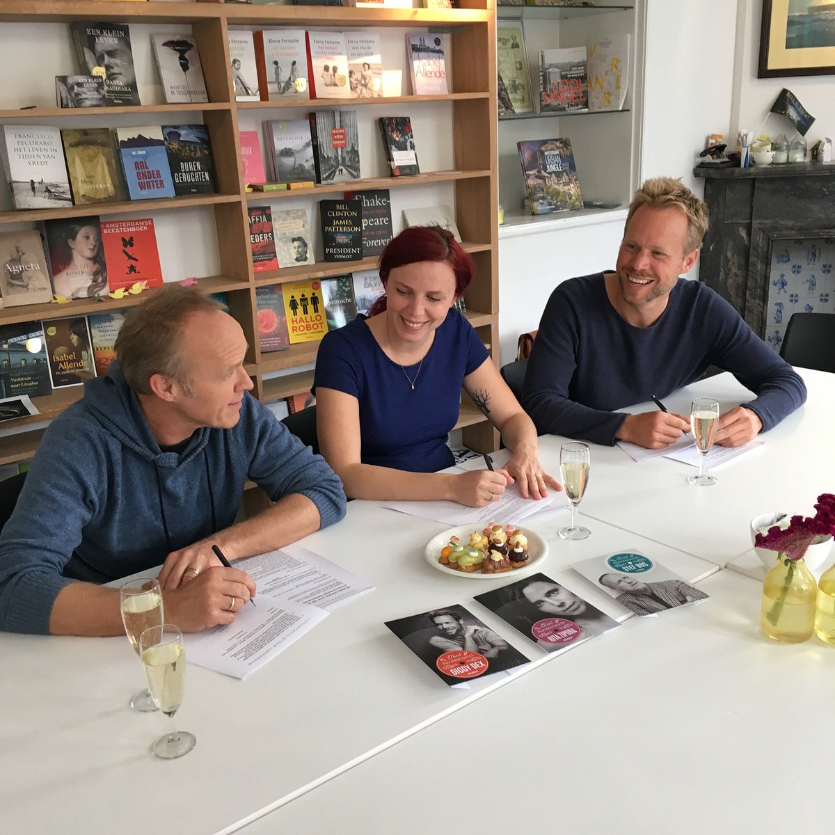 Mooi nieuws! Zojuist hebben <a href="/DiggyDex/">Diggy Dex</a> <a href="/StefBosOfficial/">Stef Bos</a> en <a href="/RitaZipora/">Rita Zipora</a> hun boekcontract getekend! Voor de serie 'Taalkunstenaars' zullen zij hun mooiste, gevoeligste en meest bijzondere teksten bundelen. Het boek van Diggy Dex, de eerste in de reeks, verschijnt feb 2019!