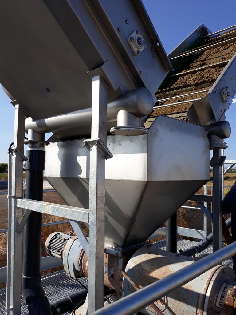 mecsegales's tweet photo. Incorporation of two #prefiltration #ramps into an old #slurry #separator of a #cow #farm, which is cleaned with water💧. With this equipment, separation costs are reduced by 70%!💰 #Livestock #farming #SOLUTIONS https://t.co/g5BKLJA7ed