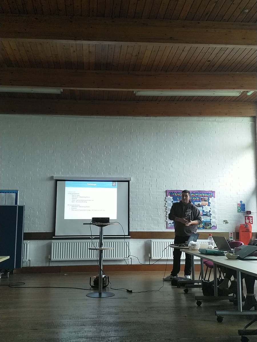 eli_youthworker's tweet image. Andrés talking about our amazing Autumn sessions with @TooldogsHOT at today's SE1 Regional meeting! #weloveplastering