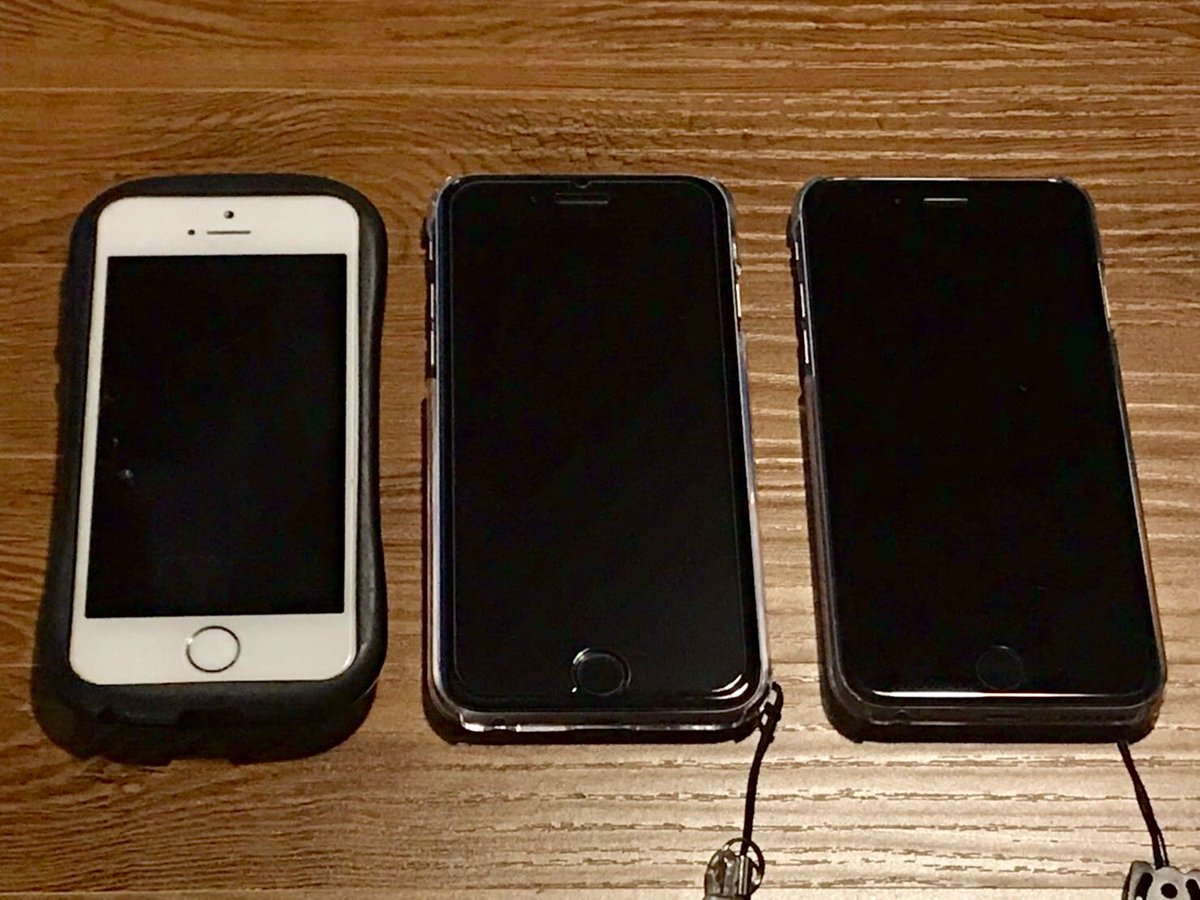 No Twitter やなぎちゃん 社畜すぎてスマホ3台持ちになった 左から Iphonese Docomo 私用 Iphone6 Softbank 社用1 Iphone6s Au 社用2 これなら2社の回線がだめになっても使えるね すご い 白目 T Co Gcnsj1rjpt