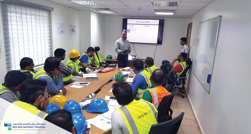 redseagateway's tweet photo. عقدت #محطة_بوابة_البحر_الأحمر دورة تدريبية عن كيفية تطبيق معيار OSHA على جميع معدات الرفع. وتأتي هذه الدورة ضمن جهود الشركة لتطوير قدرات الموظفين بشكل دائم والحفاظ على أعلى درجات السلامة في العمل https://t.co/F7wcAbctNa