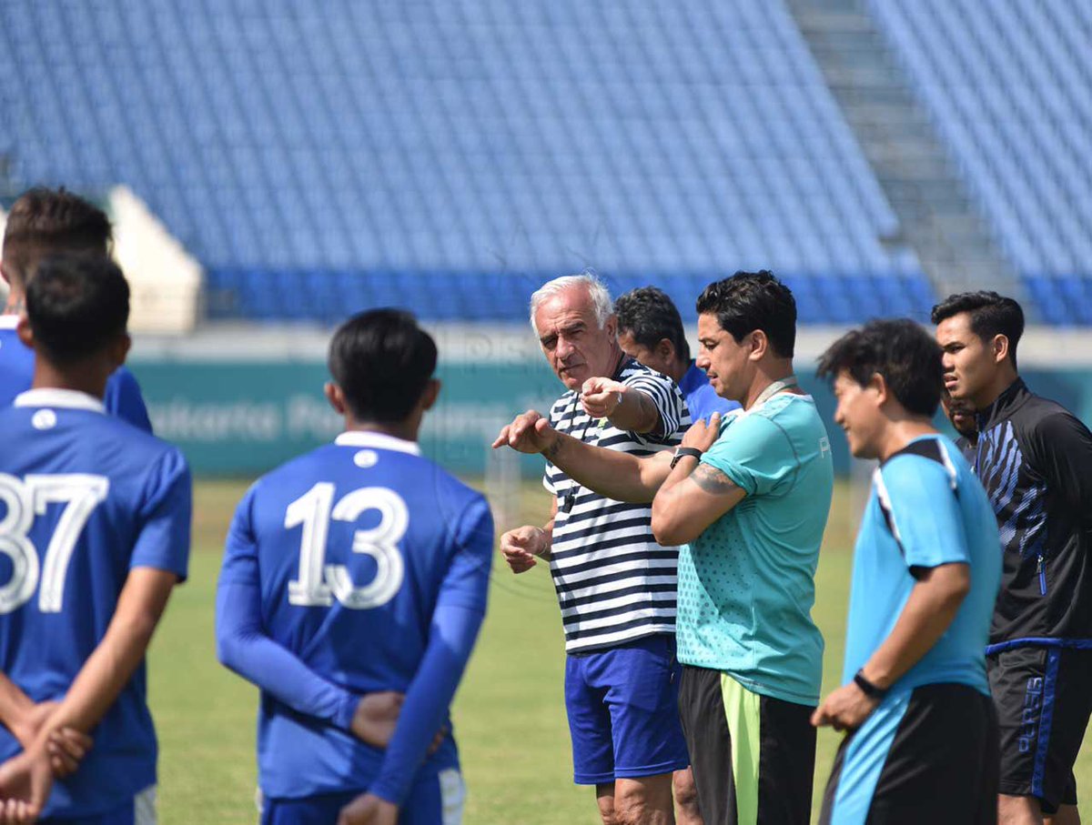 persib's tweet photo. 💬 Gomez: “Kami tidak mau buang energi untuk hal yang tidak perlu. Kami hanya akan melawan di dalam lapangan. Itulah tempat yang sebenarnya.”

Fight in the field! 💪🏽 (Bertarung di lapangan) 

More 👉🏼 https://t.co/nxdscf14qn https://t.co/YW4xjmmBDW