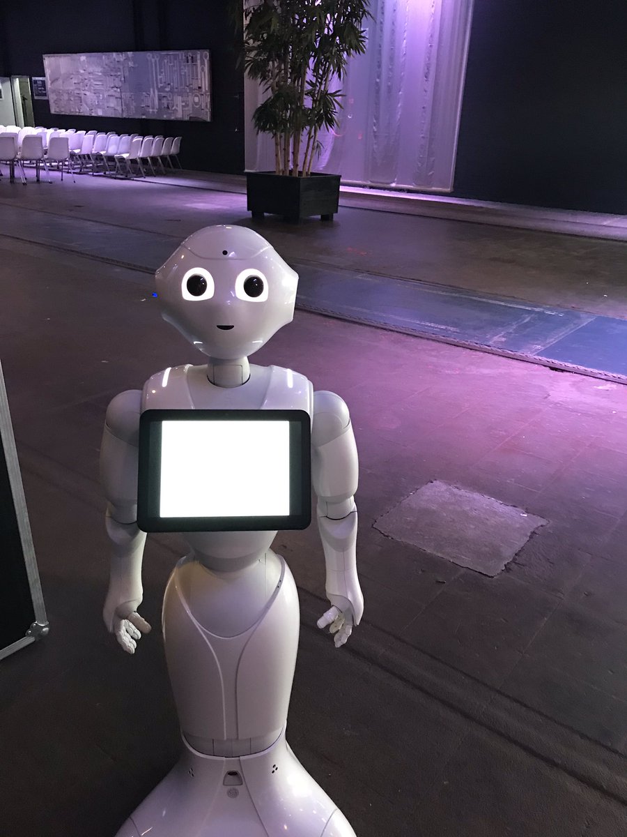 nticadcompany's tweet photo. Laatste voorbereidingen voor de @autodesk Keynote met @william_nicol en Kersten Retail. #Pepper is er klaar voor! #CU2018 #kerstenretail #productiviteit #keynote https://t.co/rXpl2ZnYEn