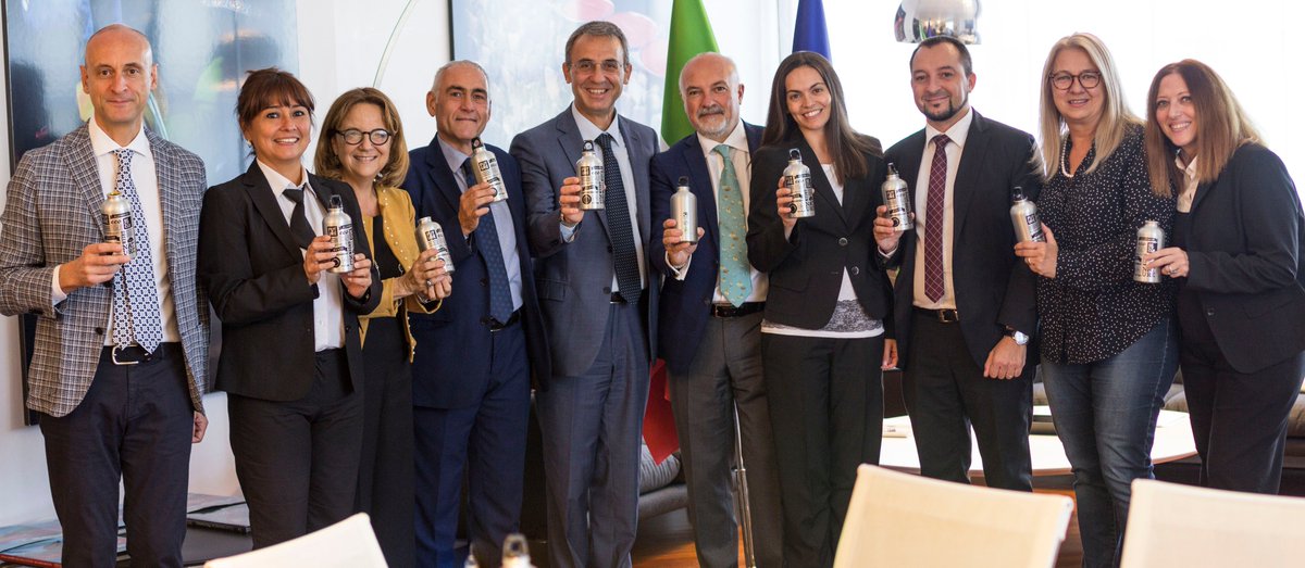 SergioCosta_Gen's tweet photo. E' fatta: il @minambienteIT è ufficialmente #PlasticFree. il 12 giugno lo avevamo promesso e oggi #4ottobre, San Francesco e compleanno del #M5S. Abbiamo distribuito a TUTTI i dipendenti borracce e installato distributori di acqua alla spina. Invito tutti a diventare #plasticfree https://t.co/IsnAs7rCP1
