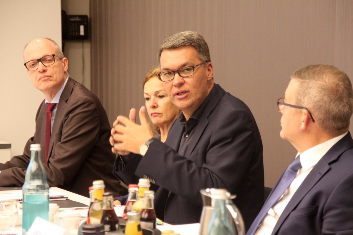 "Klar ist Wagniskapital wichtig, aber viel wichtiger ist für Gründer, wie sie an Kunden kommen. Darum behandeln wir im BeratungsQuartier auch Themen wie Vertrieb, Marketing und Kommunikation." Thomas Westphal, Geschäftsführer der Wirtschaftsförderung Dortmund. #dieinitiale