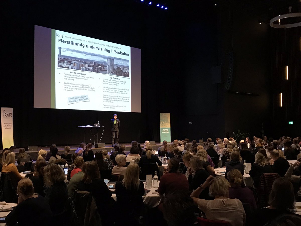 Vi är igång! <a href="/Henrik_Hamilton/">Henrik Hamilton</a> på scenen framför 300 förskollärare, förskolechefer, förvaltningsledare, forskare ... och så vi på @Ifous1 förstås; <a href="/FaagerAnnika/">Annika Faager</a> och undertecknad. #IfousFundiF