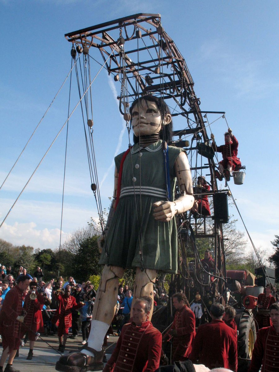 What have Isaac Newton, a Two Pound Coin and Princes Park, Liverpool have in common?
"If I have seen further than others, it is by standing upon the shoulders of #giants"
He wrote it
It's engraved on the coin's edge
The #LiverpoolGiants are coming to Princes Park!
Pics from 2014