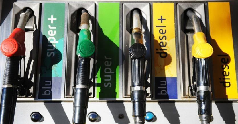 sole24ore's tweet photo. Carburanti, cambiano i nomi. B10 per il gasolio e l’E5 per la benzina https://t.co/BQkqUKe8G6 https://t.co/eViEeMjFxm
