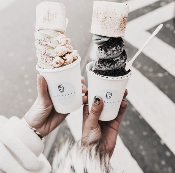ProWhitePlus's tweet photo. Twinning... Dem mega marshmallows though! #treats #extratopping #smile https://t.co/Q1VqiuPXUU