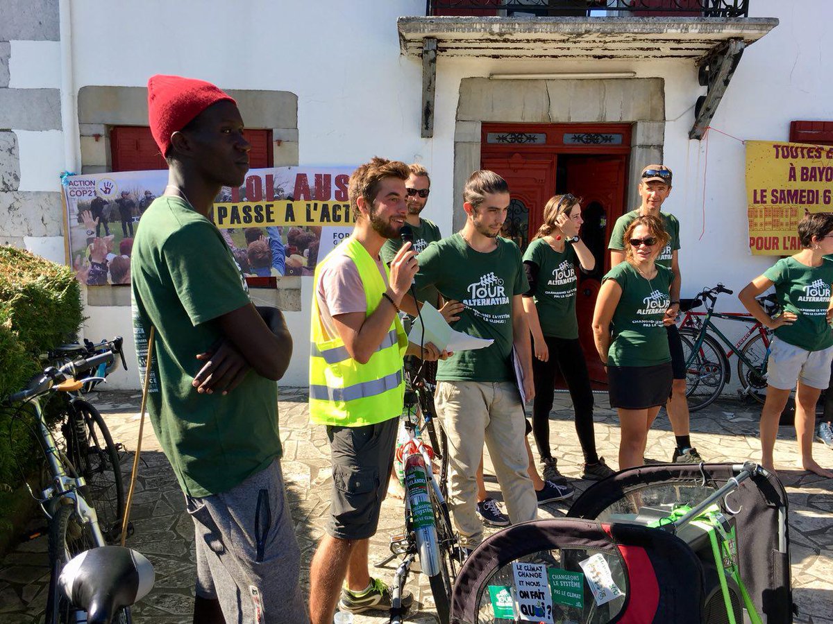 Alternatiba_'s tweet photo. Ce midi, le #TourAlternatiba est de passage à #Ainhice-Mongelos ! En ce moment, une prise de parole multilingue devant la EHLG chambre d'Agriculture Basque. 😊#Alternatiba2018 @ChambreAgri64 https://t.co/Iu4v5HMxS5