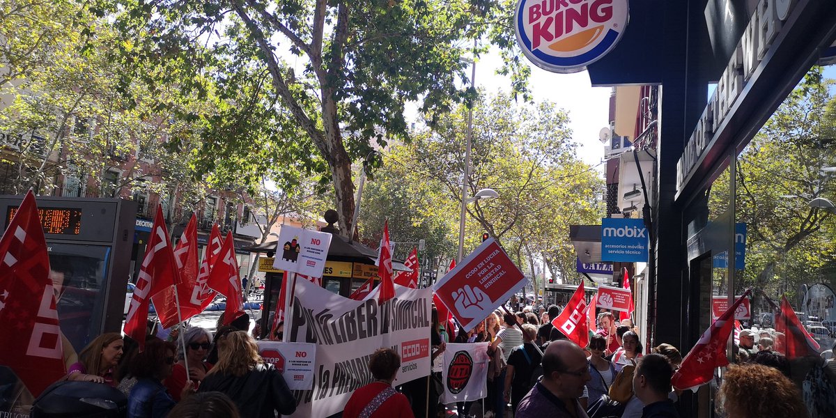 Ahora en @BurgerKing @burger_es  
Calle Bravo Murillo, 119 #Madrid
✊Contra la represión sindical y la precariedad laboral

📢 No a los Despidos. ¡READMISIÓN, Ya!

🍔🍟#ElReyDeLaPrecariedad #FastFoodGlobal