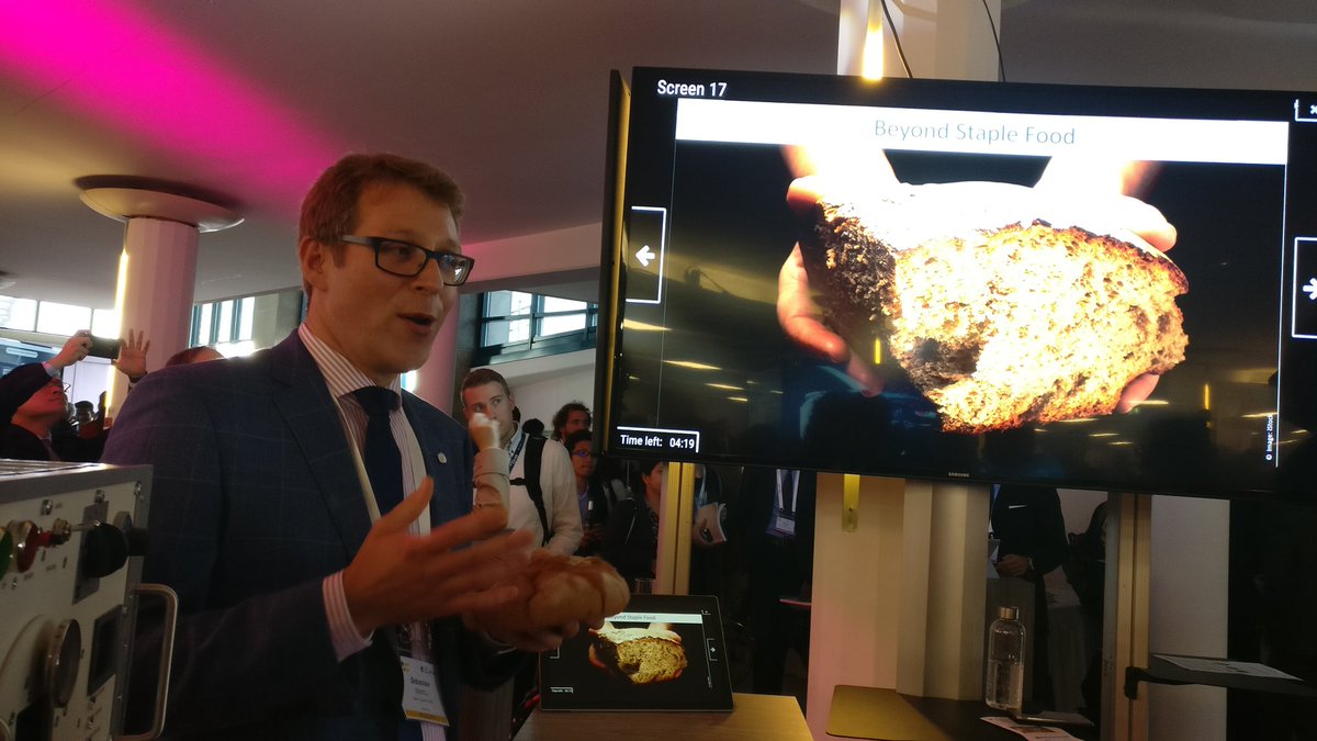 #IAC2018 @bakeinspace interactive presentation. Very cool project & when you smell the bread you know that astronauts would love to have such oven 
#InvolvingEveryone