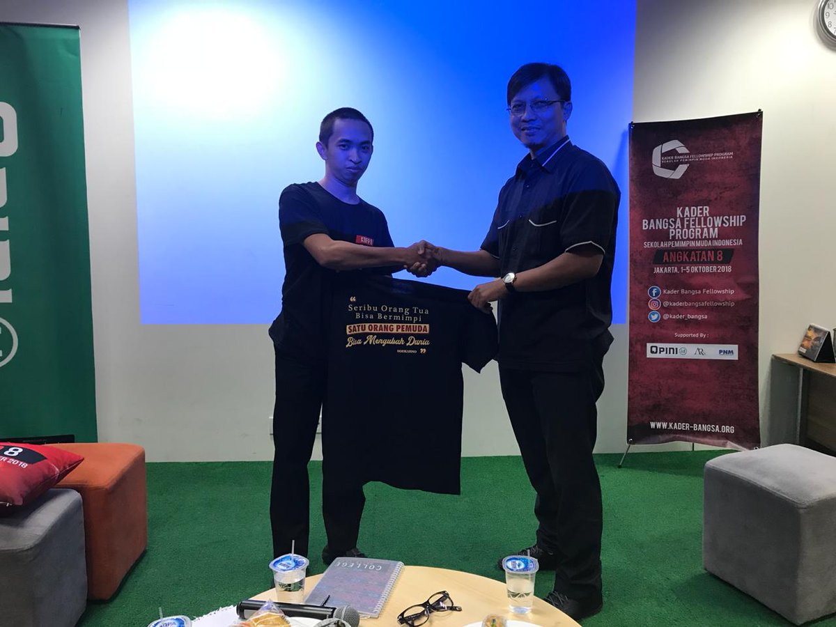 kader_bangsa's tweet photo. Sesi ketiga hari ini, pelatihan Pemimpin Muda Indonesia #kbfp diisi oleh Daniel Zuchron selaku anggota Bawaslu RI 2012-2017 dan Dahlia Umar, Ketua KPU DKI Jakarta 2012-2013. Mengambil topik diskusi Membangun Relawan dan Saksi. https://t.co/8JEBkkKYhg
