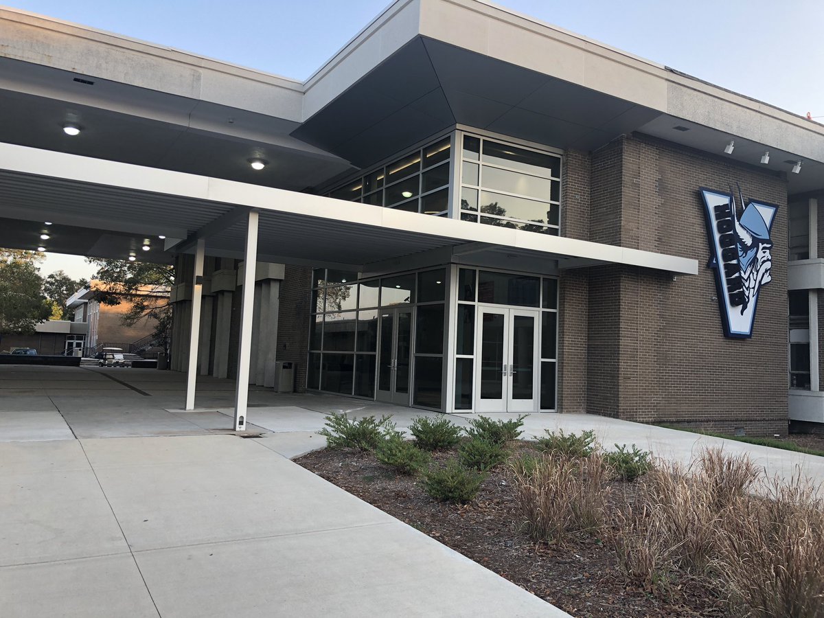 HoggardHS's tweet photo. Ready to welcome back our Vikings this morning! #Viketown #VikingPride #NHCS #PostFlo https://t.co/qW6YDXPdn9