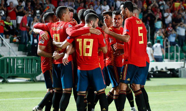 Los jugadores de España celebran un gol en Elche.