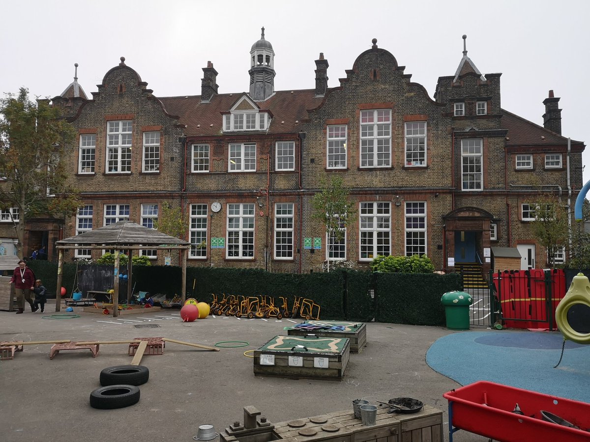 DPoetryBuzz's tweet photo. Celebrating National poetry day in London - Wood Green - Alexandra Primary School. #fabbuilding 😍😁 https://t.co/GPdQCSPrZD