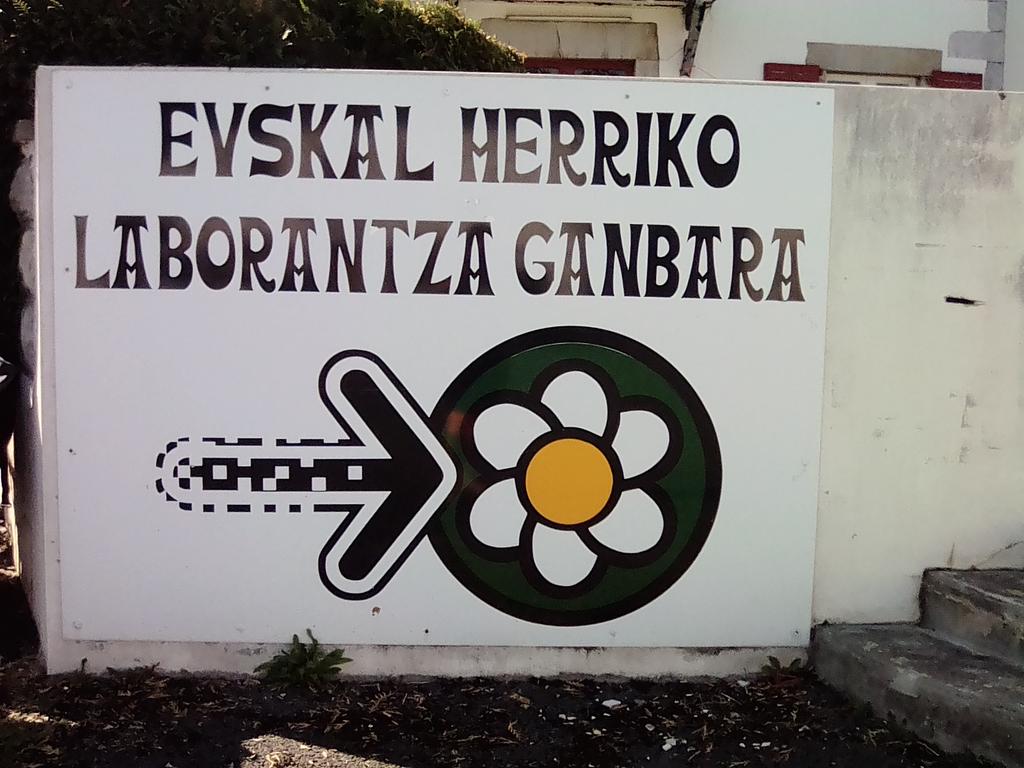 AlternatibaB's tweet photo. Arrivée d'@Alternatiba_ et de @AlternatibaB à la chambre d'agriculture du pays basque: travail avec la nature, développement local, répartition, transmission du savoir, autonomie et la qualité des produits paysans #agriculturepaysanne #Alternatiba2018 #TourAlternatiba #climat https://t.co/9eO9svRCbG