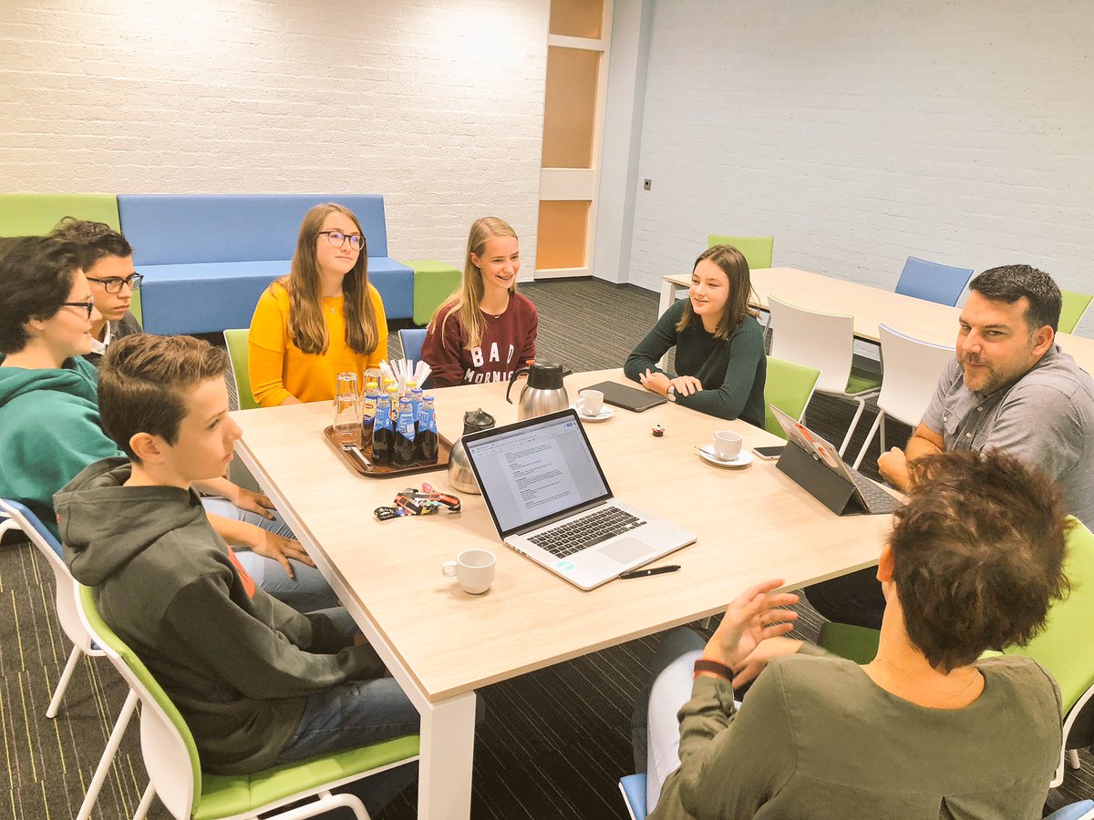 MarkvandeMortel's tweet image. Always nice to welcome fellow ADE’s to our #AppleDistinguishedSchool @UrsulaHorn 👍🏻. Today Mathew Pullen @mat6453 came around. Working together towards personalised active learning with an iPad #ADEchat