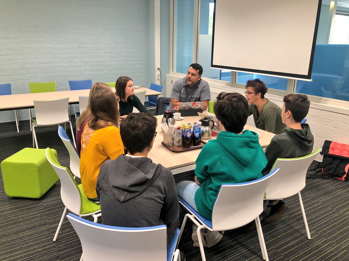 MarkvandeMortel's tweet image. Always nice to welcome fellow ADE’s to our #AppleDistinguishedSchool @UrsulaHorn 👍🏻. Today Mathew Pullen @mat6453 came around. Working together towards personalised active learning with an iPad #ADEchat