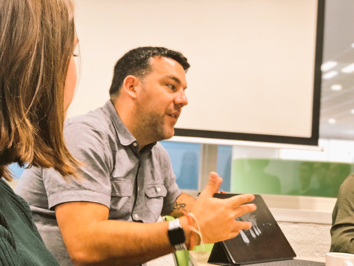 MarkvandeMortel's tweet image. Always nice to welcome fellow ADE’s to our #AppleDistinguishedSchool @UrsulaHorn 👍🏻. Today Mathew Pullen @mat6453 came around. Working together towards personalised active learning with an iPad #ADEchat