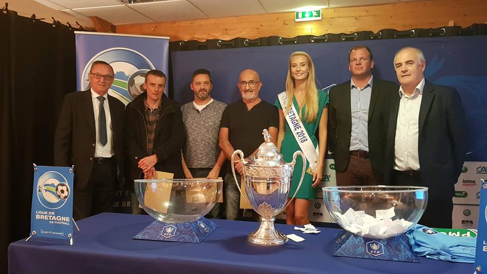 HippoMaure's tweet photo. Tirage de la Coupe de France avec #MissBretagne #PMU et #laliguedebretagnedebretagnedefootball à #HippoMaure https://t.co/ZupcA1wGDt