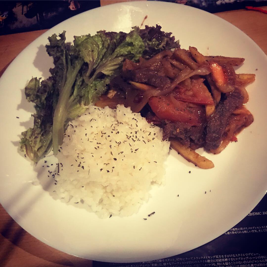 bopcafekobe's tweet photo. 南米料理出してますよ〜！ ペルーの肉料理、ロモ・サルタードとシーフードマリネのセビーチェ、タコミートが乗ったメキシカンポテトです！
食べてね。
ね。 https://t.co/cyqihZm01B
