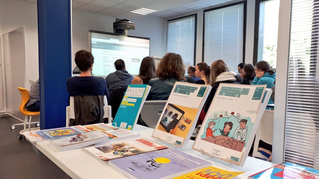 Canope_DTNorm's tweet photo. #nouveauxenseignants 

🤗 Bienvenue aux M2A et DU #mathématiques dans notre atelier

Découverte du service de prêt, des ressources éditées par @reseau_canope et des animations proposées 

Notre équipe à votre écoute pour vous accompagner au quotidien 😉

#EspeCaen https://t.co/5Uf5P1c2sQ