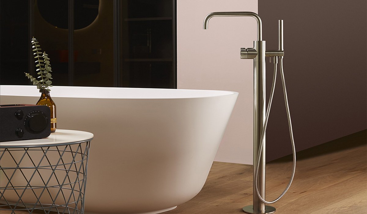 minarubinetti's tweet photo. #libertà #flessibilità #benessere
Le soluzioni freestanding Synth escono dai confini della stanza da bagno. Nessuna parete d’appoggio, solo un punto acqua a pavimento.
#MINAtaps #minaSYNTH #bathroom #homedecor https://t.co/lofWnQFlwh