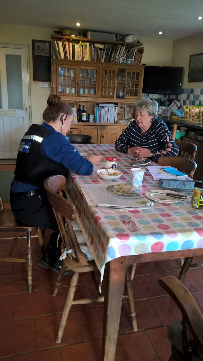 TVP_Bucks's tweet photo. PCSO Paton is out patrolling the rurals today on #Opagriculture PCSO Found shown here giving a local farmer crime prevention advice #ruralcrime #C9855 #C6894 https://t.co/ofYibl1cqO