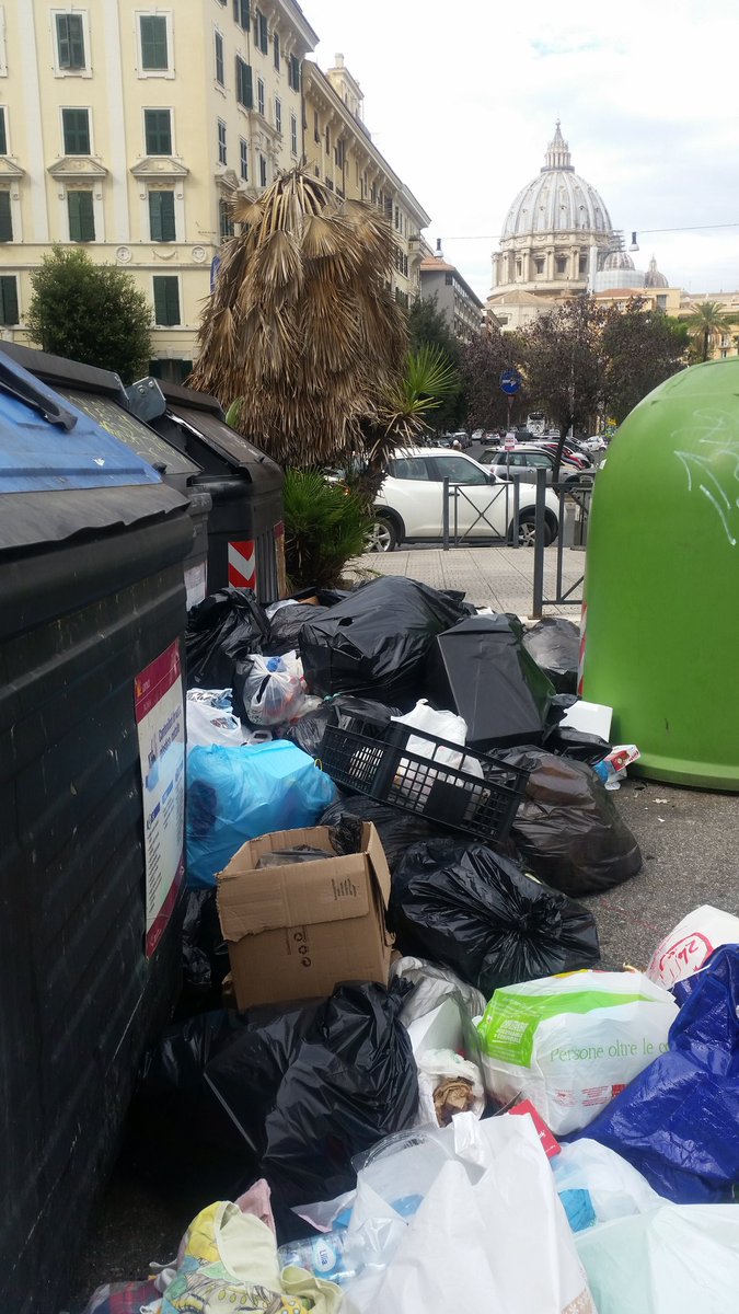 Quanto sei bella roma. Complimenti alla raggi e a tutti i 5 stelle! Ma non dovevano cambiare la città ?