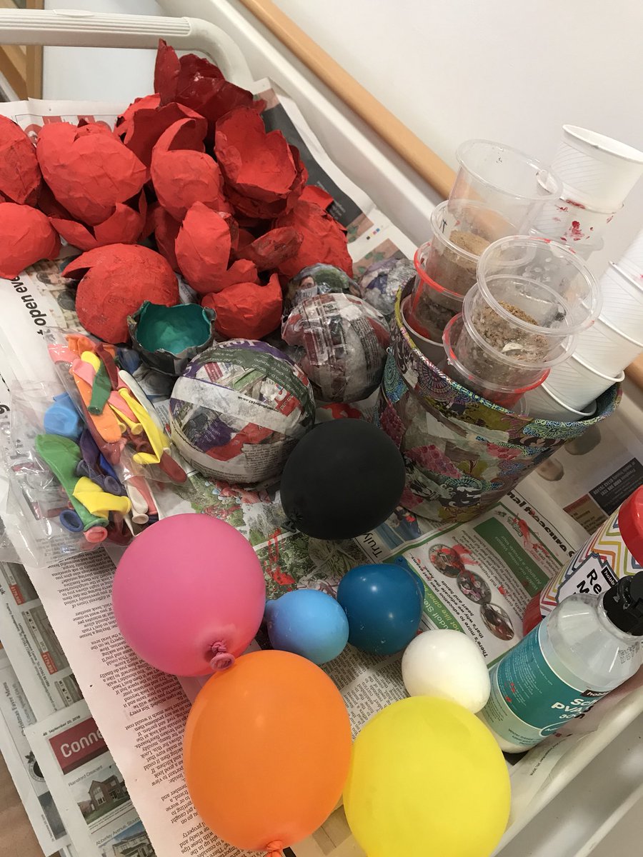 Hannah66662995's tweet photo. @CovUniOT students About to engage patients @OAIMS_HACW in therapeutic arts and crafts to increase wellbeing. https://t.co/ojDp4Mh05G