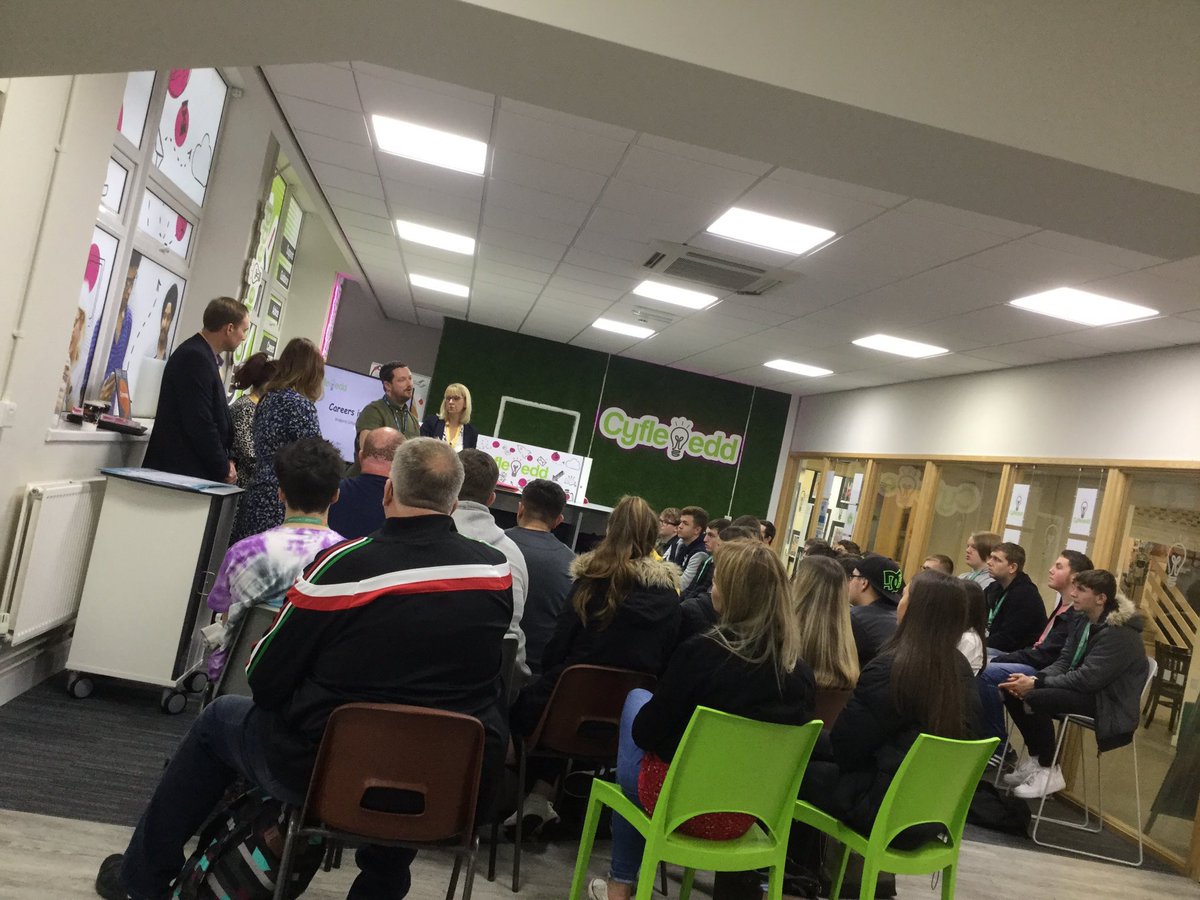 MagentaFP's tweet photo. Today Magenta talked to students about Financial Planning &amp; career opportunities in finance at @BridgendCollege along with several other local businesses! We thoroughly enjoyed it &amp; great to see students so engaged 👍 #FinancialPlanningWeek2018 #students @cyfleoedd https://t.co/3rOzcViHeD