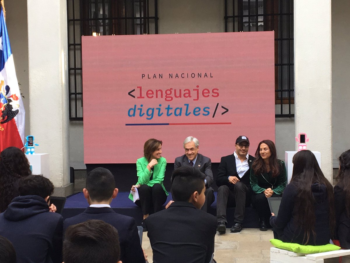 AHORA-El Pdte @sebastianpinera junto a ministra @mcubillossigall del @Mineduc asiste al lanzamiento de la @HoraDelCodigoCL para promover la enseñanza de las ciencias de la computación en niños y jóvenes @codeorg @kodeaOrg #HoradelCodigo