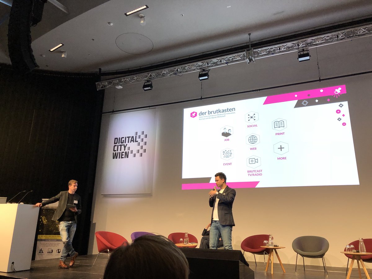MartinKaindel's tweet photo. Auch selten @TrendingTopicsA und @derbrutkasten auf der Bühne, wobei ich ja eher Richtung #TrendingTopics tendiere = #didays18 #medien https://t.co/BxN4lpC5Zn