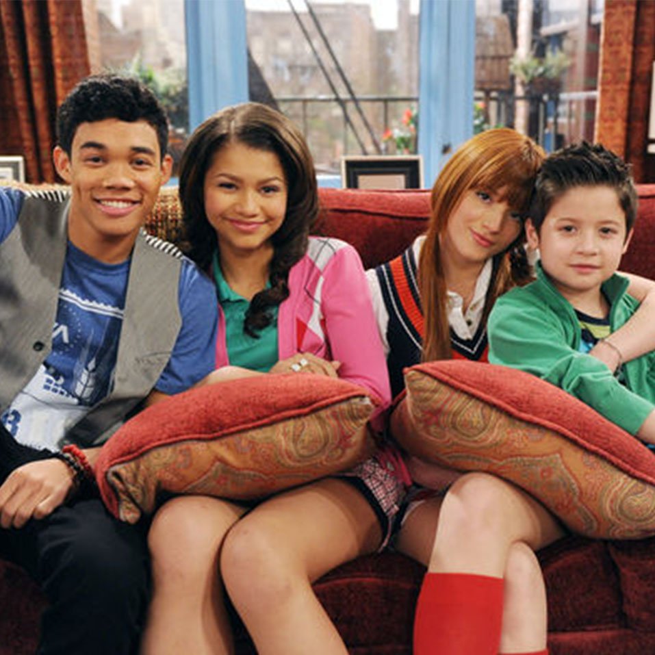 ディズニー チャンネル公式 今日10月6日は シェキラ でロッキー ゼンデイヤ の兄 タイを演じたロション フェガン 画像 左 の27歳の誕生日 ほんとにダンスがうまかった キャンプ ロック や 天才学級アント ファーム でもダンスを披露し