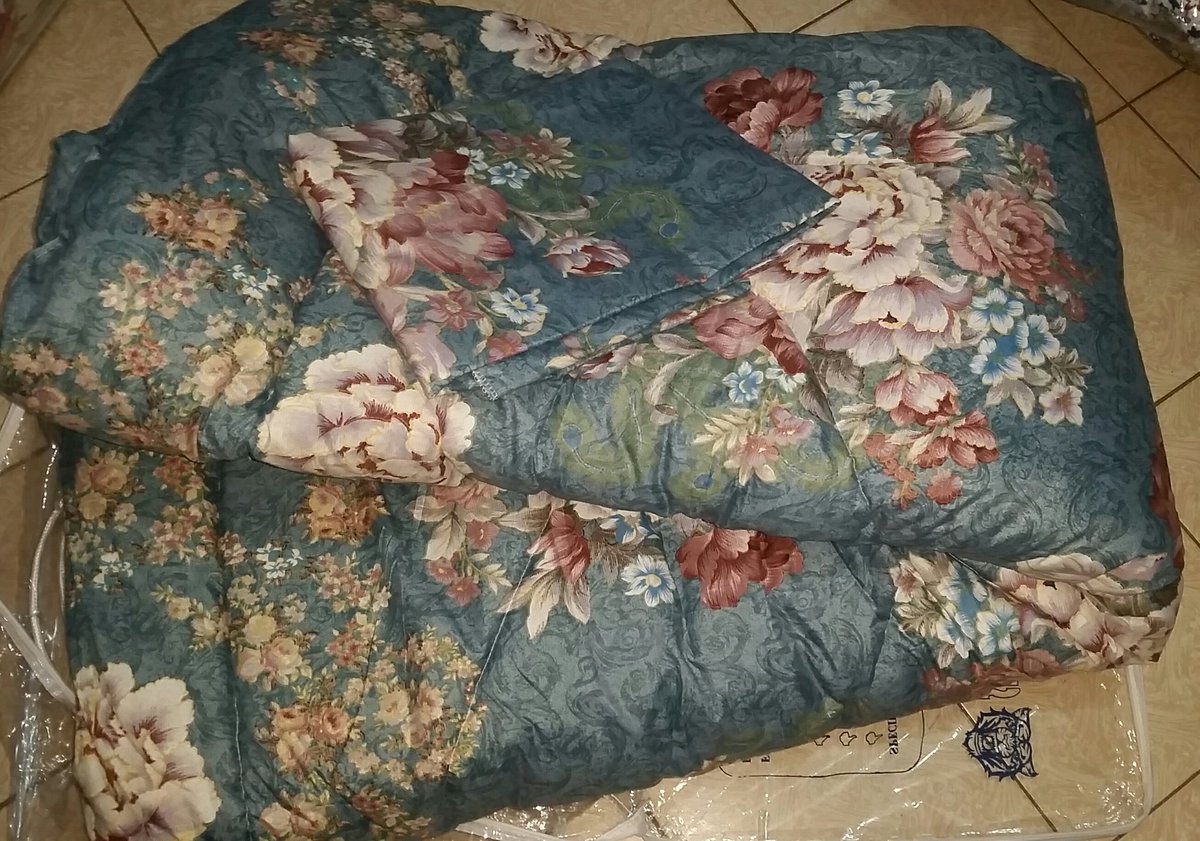Mercymutai_'s tweet photo. Who is in town and needs a duvet? 🙋 
6 by 6 sh 2800
5 by 6 sh 2600
Comes with 2 pillow cases and a bedsheet (0718446208) https://t.co/hpdWAWJf79