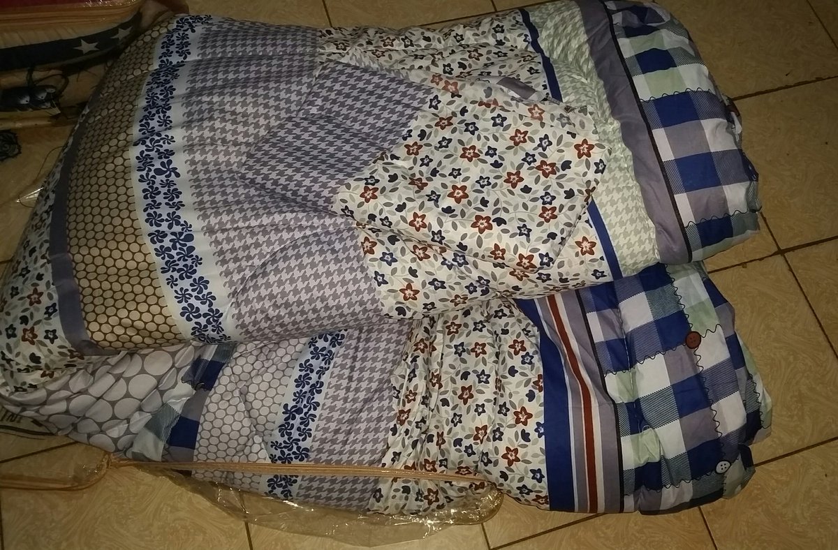 Mercymutai_'s tweet photo. Who is in town and needs a duvet? 🙋 
6 by 6 sh 2800
5 by 6 sh 2600
Comes with 2 pillow cases and a bedsheet (0718446208) https://t.co/hpdWAWJf79