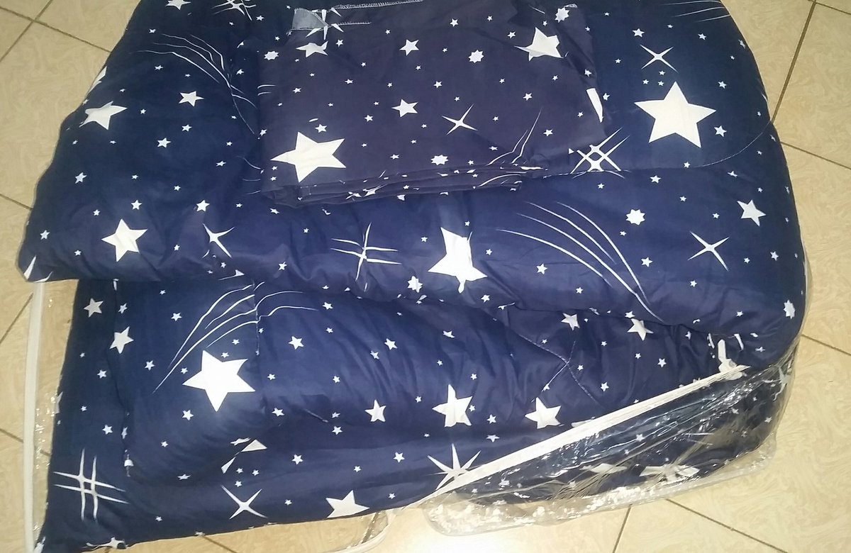 Mercymutai_'s tweet photo. Who is in town and needs a duvet? 🙋 
6 by 6 sh 2800
5 by 6 sh 2600
Comes with 2 pillow cases and a bedsheet (0718446208) https://t.co/hpdWAWJf79