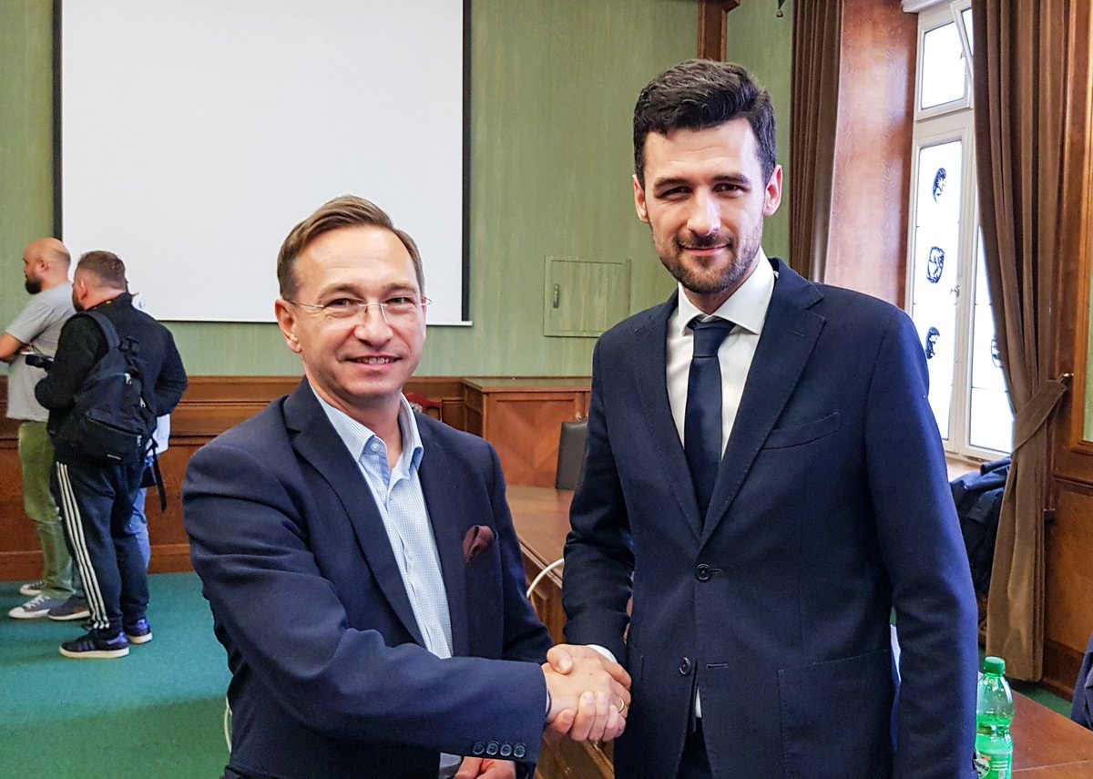 🚜🏗️Kontrakt na budowę Alei Wielkiej Wyspy podpisany! Dziś mogę z dumą poinformować – rozpoczynamy budowę mostu, który przybliży cały Wrocław mieszkańcom wschodniej części miasta.  👉 Czytaj więcej: piotruhle.pl/kontrakt-na-bu…
#CałyWrocławBliżejDomu #WielkaWyspa