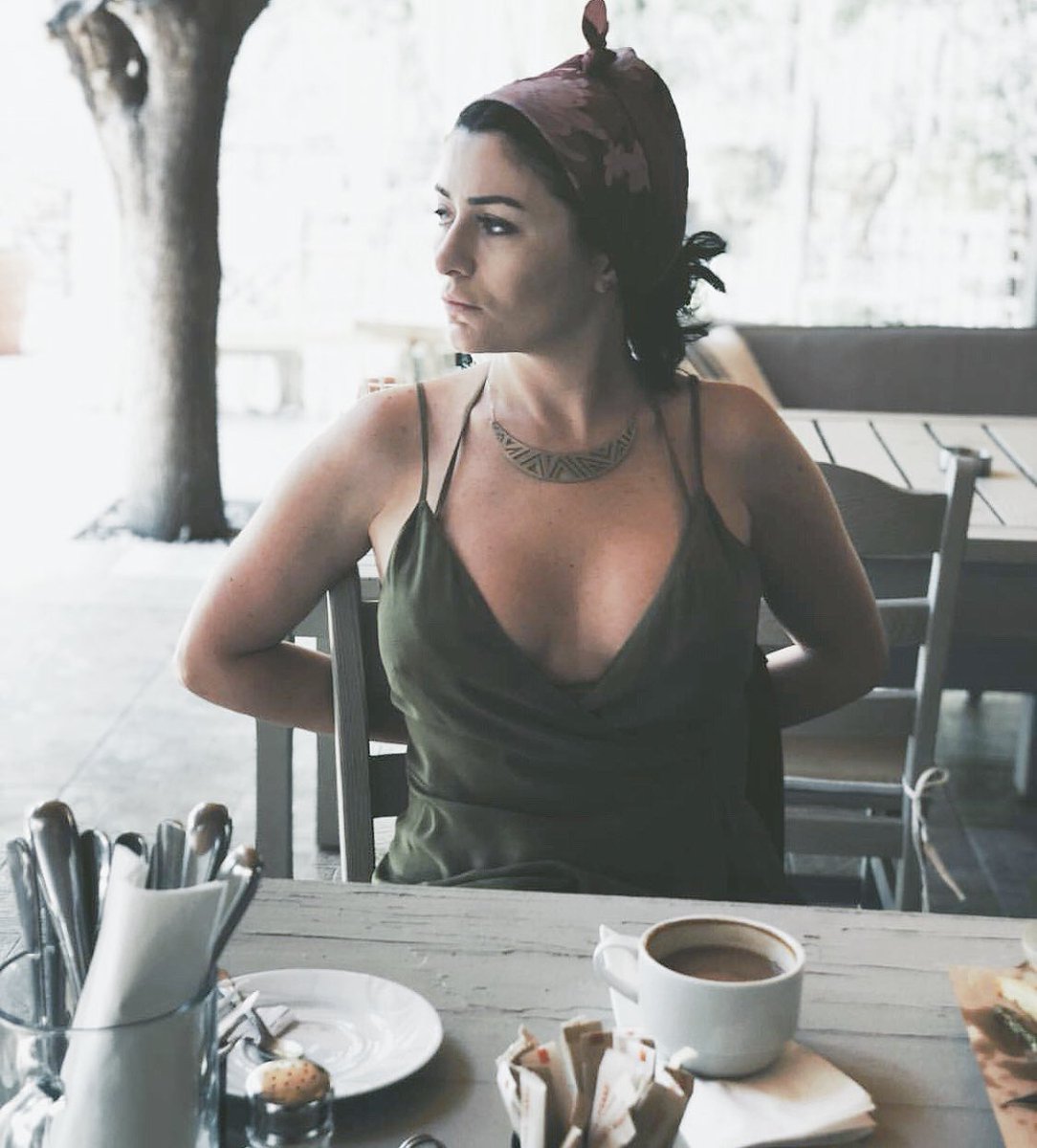 Puedes desnudar tu cuerpo, o vestirlo de mil maneras.
Siempre llevarás tu condicion y tú naturaleza a la vista de aquellos que sean capaces de entenderla.
Buenos días... café??
☕☕#FelizJueves