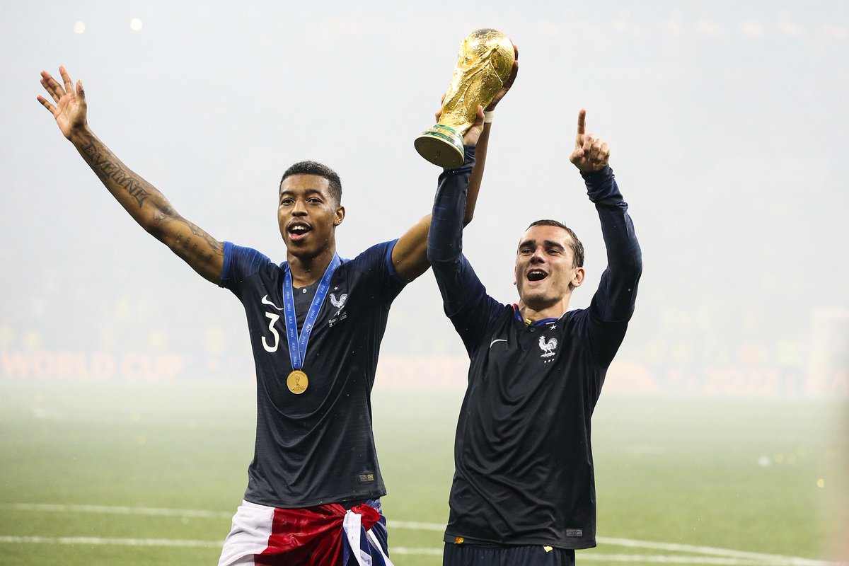 kimpembe_3's tweet photo. Ce kiff intact de retrouver les copains et ce maillot  🌟🌟 🇫🇷 #LAFORCE cc @AntoGriezmann @equipedefrance #FiersdetreBleus https://t.co/zNmBxeiwhU