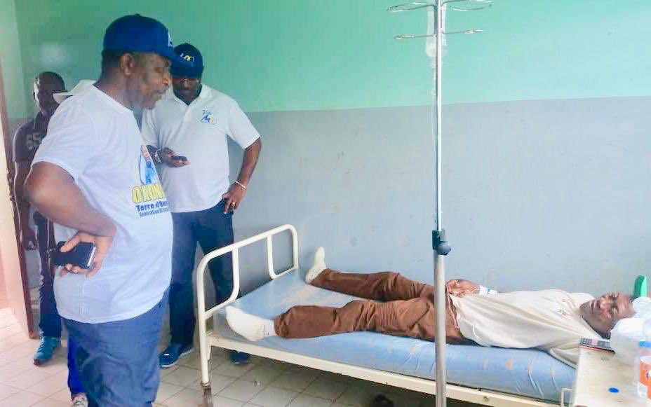 Mdeuxo1's tweet photo. Le candidat #MathiasOtounga et sa suppléante au chevet des malades internés au Centre médical d’ #Okondja #Gabon #PDG2R https://t.co/RExX85FAI6