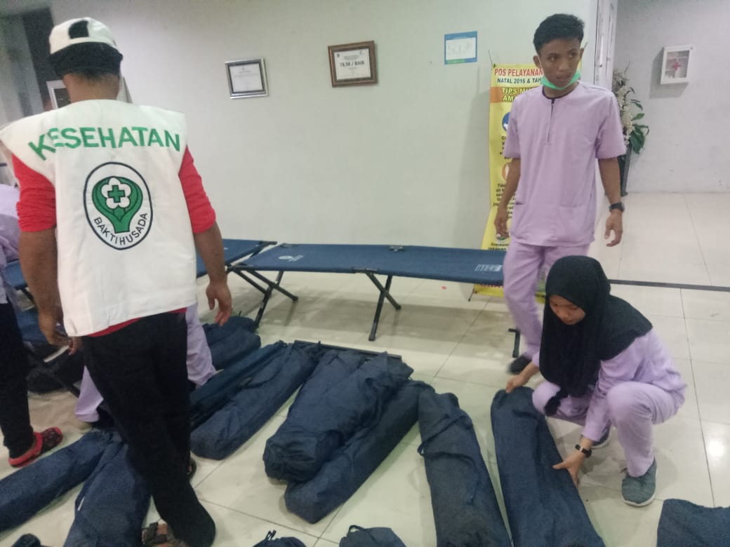 Arya_itu_Uchank's tweet photo. Persiapan Pos Kesehatan untuk pengungsi gempa dan tsunami #Palu #Donggala di Pelabuhan Soekarno Hatta cc @infoppkk @PPKK_Reg_Sulsel @jalanankota @Daeng_Info #PrayforSulteng https://t.co/ANdG4FTDPf